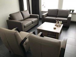 Set van 2 leren banken met houten poten - bruin leer