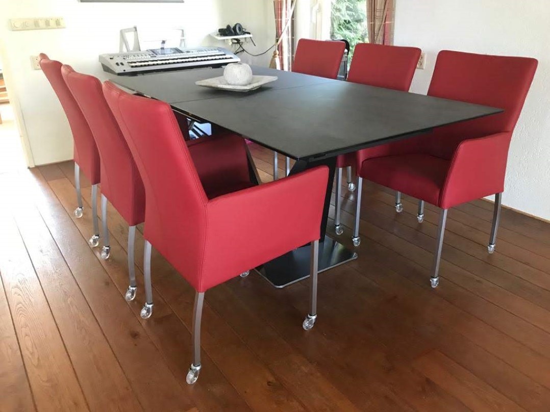 6 leren eetkamerstoelen met wieltjes en armleuning rood leer