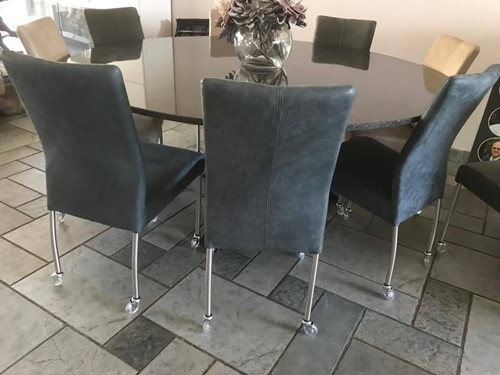 Set van 8 leren eetkamerstoelen - met wieltjes - diverse kleuren leer