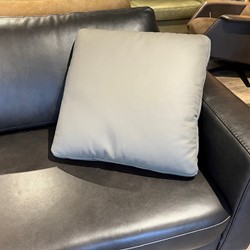 Leren armkussen voor bank (zelfde kleur als bank) - CA. 50X50CM