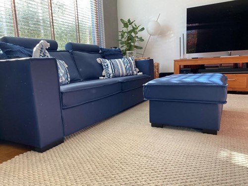 Leren 3-zits bank met Franse stiknaad en houten poten - met hocker en hoofdsteunen - blauw leer
