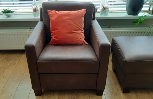 Leren fauteuil met houten poten - met hocker - bruin leer