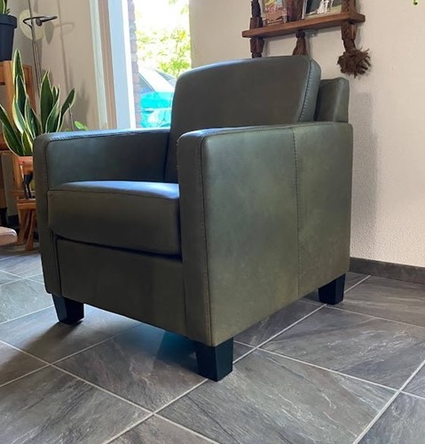 Leren fauteuil met houten poten - groen leer