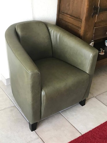 Leren fauteuil met houten poten - groen leer