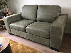 Leren 2-zits bank met houten poten - groen leer