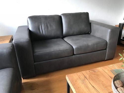 Leren 2-zits bank met houten poten - grijs leer