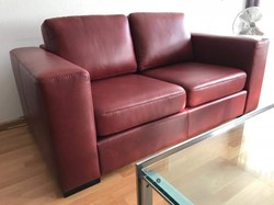 Leren 2-zits bank met houten poten - rood leer