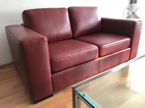 Leren 2-zits bank met houten poten - rood leer