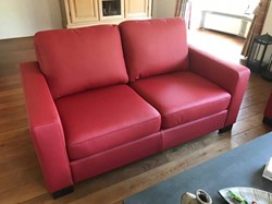 Leren 2-zits bank met houten poten - rood leer