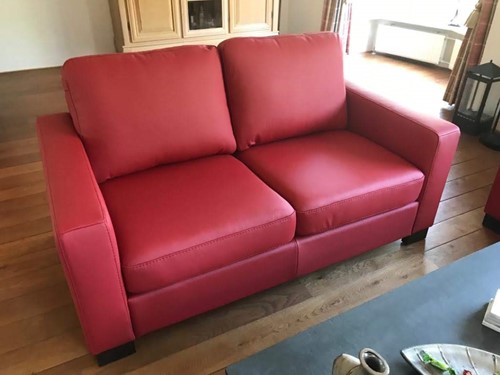 Leren 2-zits bank met houten poten - rood leer