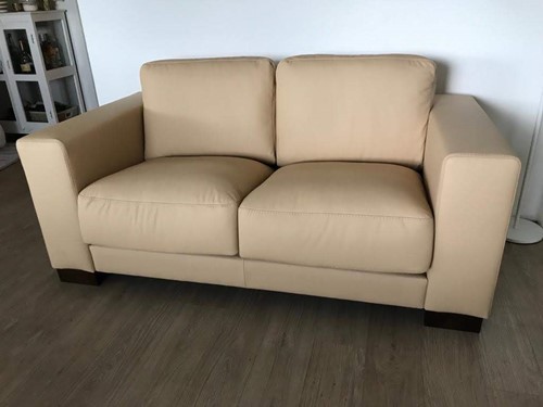 Leren 2-zits bank met houten poten - bruin leer