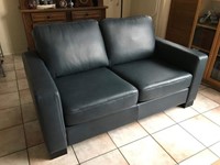 Leren 2-zits bank met houten poten - blauw leer