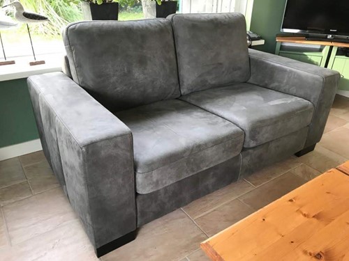 Leren 2-zits bank met houten poten - grijs leer