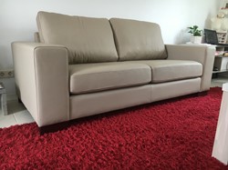 Leren 2.5-zits bank met houten poten - crème kleurig leer