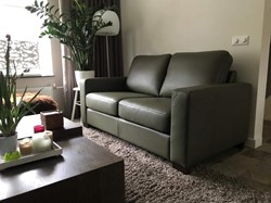 Leren 2.5-zits bank met houten poten - groen leer