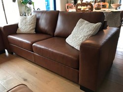 Leren 2.5-zits bank met houten poten - bruin leer