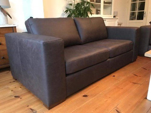 Leren 2.5-zits bank met houten poten - bruin leer