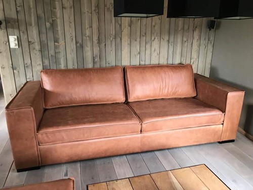Leren 3.5-zits bank met Franse stiknaad en houten poten - bruin leer