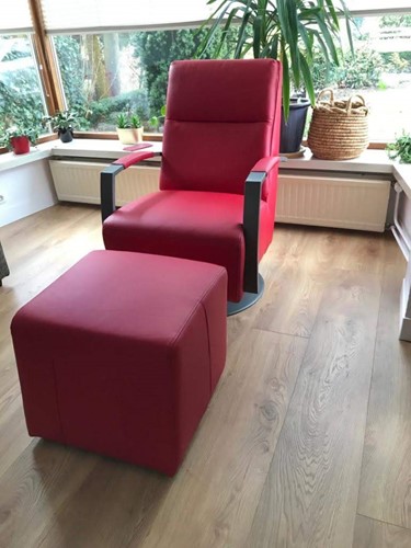 Leren draaifauteuil met hoge rug en schotelvoet - met hocker - rood leer