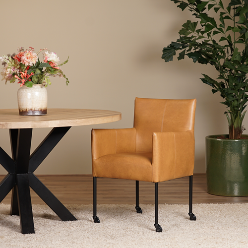 Set van 4 cognac leren eetkamerstoelen Desire - met wieltjes en armleuning - Granada leer Sahara
