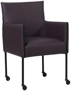 Donkerpaarse leren moderne kuipstoel More - poot rond zwart met wiel - Hermes Leer Merlin (donkerpaars leer)