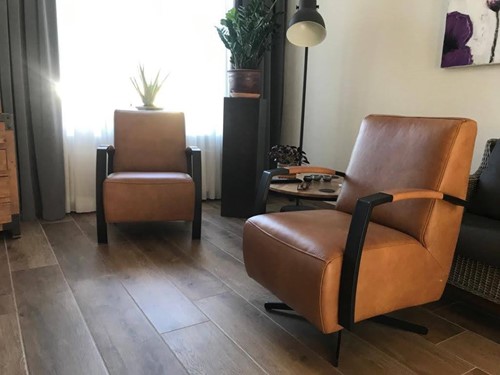 Set van 2 verschillende leren fauteuils met stalen poten - bruin leer