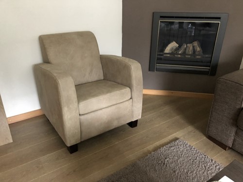 Leren fauteuil met houten poten - bruin leer