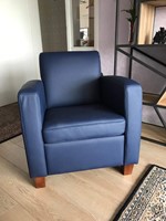 Leren fauteuil met houten poten - blauw leer
