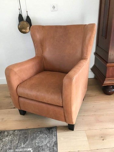 Leren oorfauteuil met houten poten - bruin leer