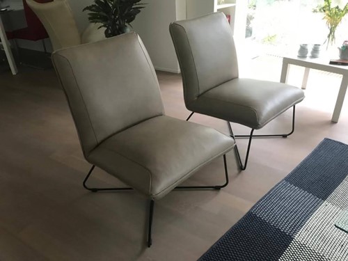 Set van 2 leren fauteuils zonder armleuning met kruisframe - bruin leer