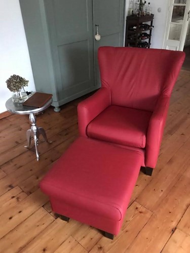 Leren oorfauteuil met houten poten - met hocker - rood leer