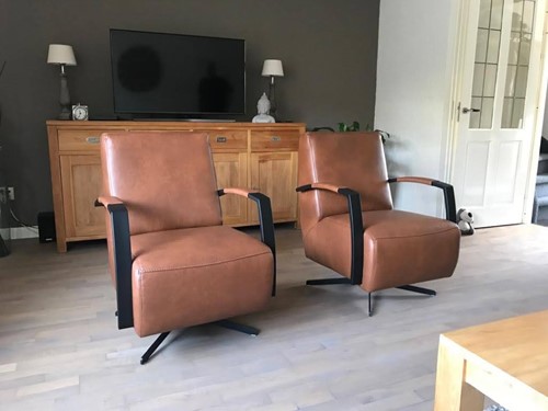 Set van 2 leren draaifauteuils met schotelvoet - bruin leer