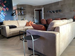 Set van 2 leren banken met houten poten - bruin leer