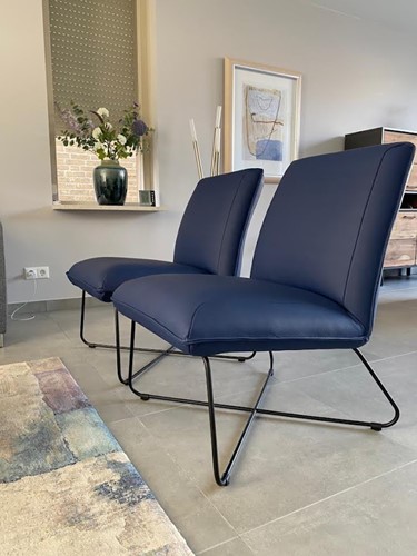 Set van 2 leren fauteuils zonder armleuning met kruisframe - blauw leer