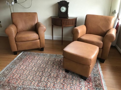 Set van 2 leren fauteuils met houten poten - met hocker - bruin leer