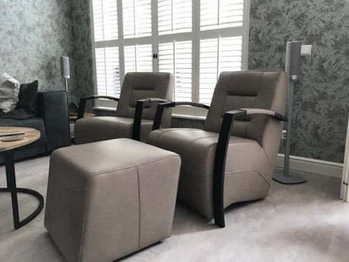 Set van 2 leren fauteuils met stalen frame - met hocker - bruin leer