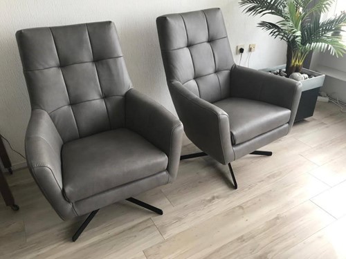 Set van 2 leren draaifauteuils volledig gestoffeerd - met hoge rug en stervoet - grijs leer