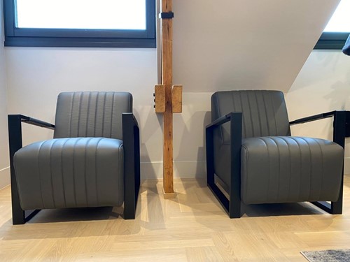 Set van 2 leren fauteuils met stiknaden en stalen frame - grijs leer