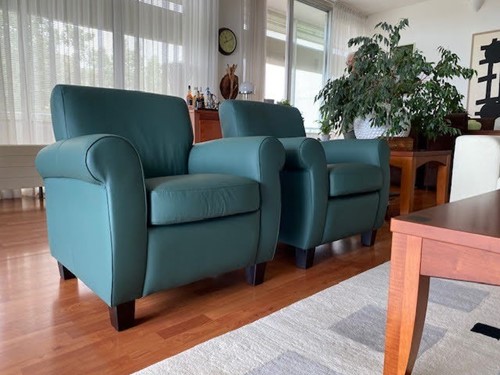 Set van 2 leren fauteuils met houten poten - blauw leer