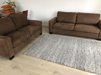 Set van 2 leren banken met houten poten - bruin leer