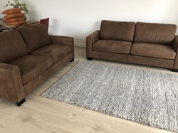 Set van 2 leren banken met houten poten - bruin leer