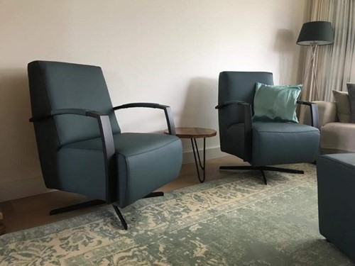 Set van 2 leren draaifauteuils met stervoet - blauw leer