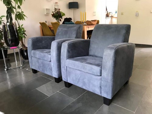 Set van 2 leren fauteuils met houten poten - blauw leer