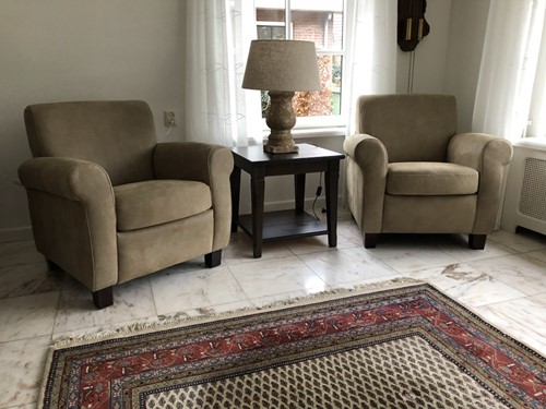 Set van 2 leren fauteuils met houten poten - bruin leer