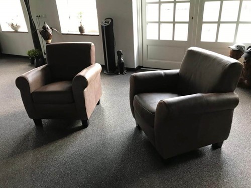 Set van 2 leren fauteuils met houten poten - bruin leer