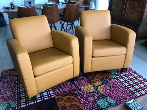 Set van 2 leren fauteuils met houten poten - geel leer