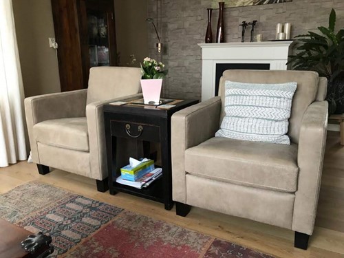 Set van 2 leren fauteuils met houten poten - bruin leer
