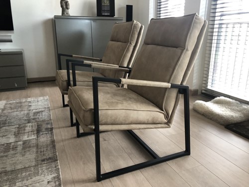 Set van 2 leren fauteuils met stalen frame en hoge rug - bruin leer