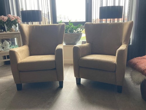 Set van 2 leren oorfauteuils met houten poten - bruin leer