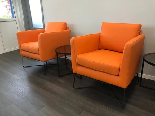 Set van 2 leren fauteuils met kruisframe - oranje leer